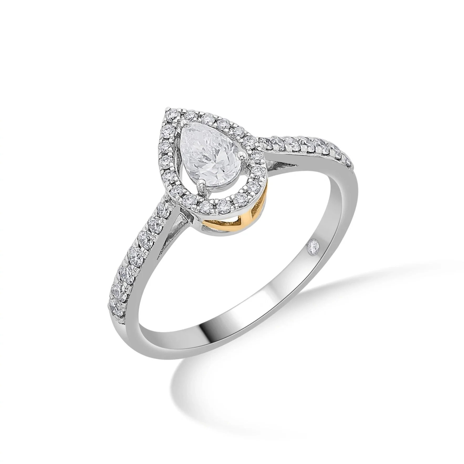 Solitaire Vivid Pear Majesty Ring